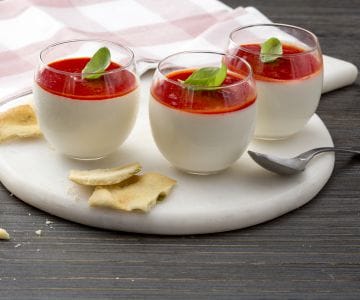 Panna cotta com coulis de tomatinhos