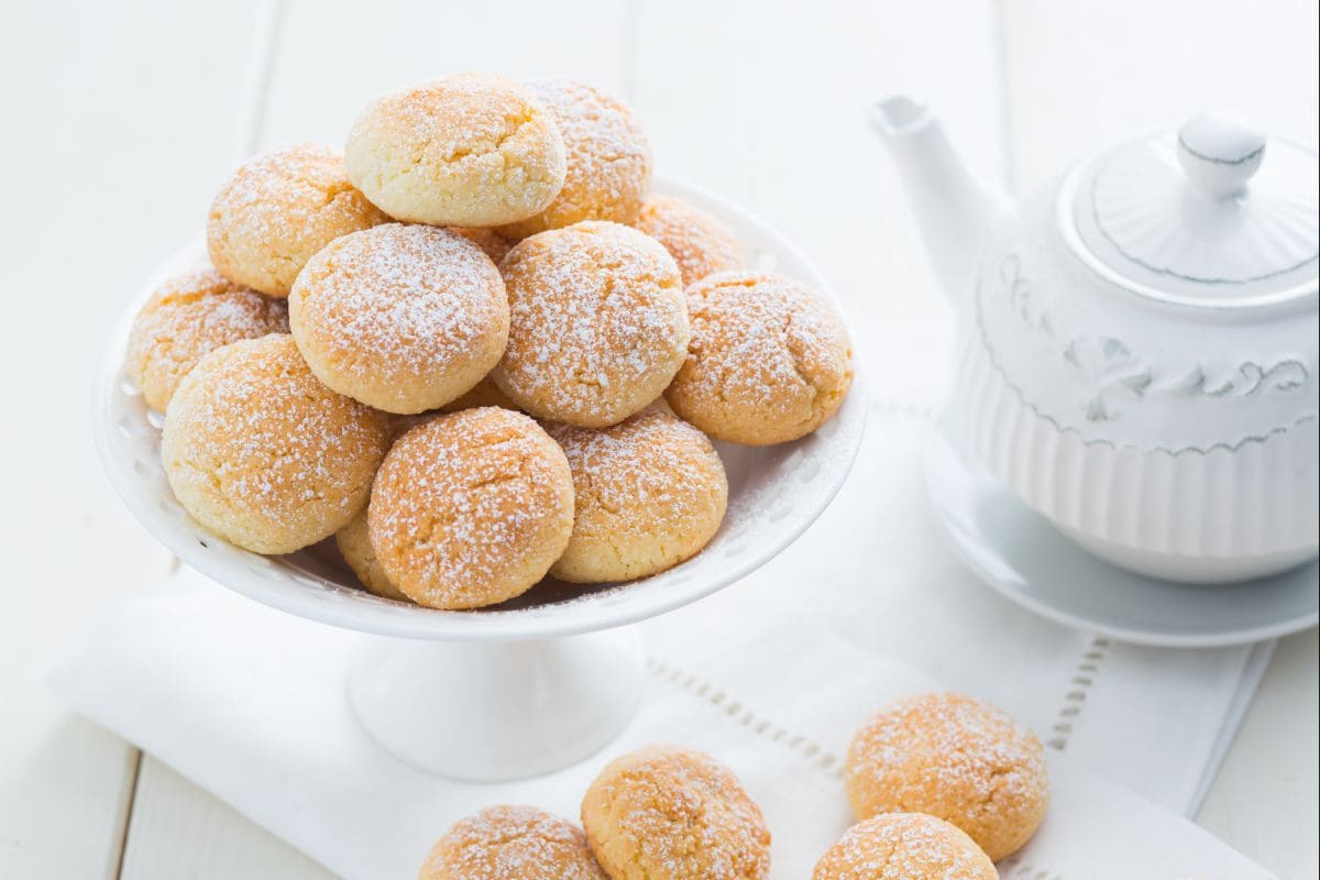 Biscoitos de coco com coração de chocolate branco