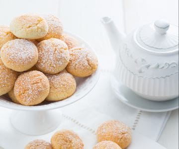 Biscoitos de coco com coração de chocolate branco