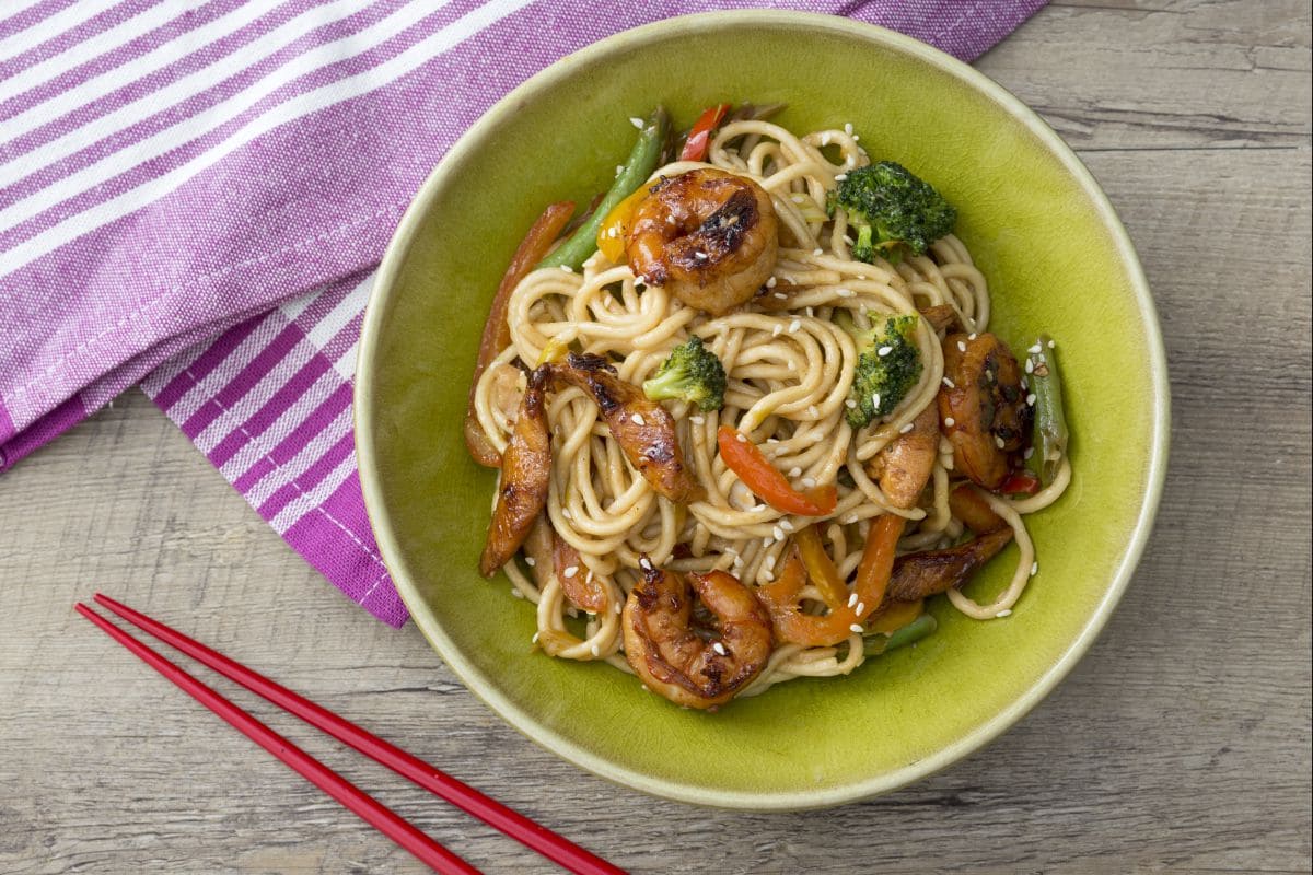 Noodles com frango e camarões