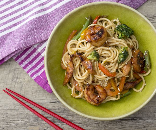 Noodles com frango e camarões