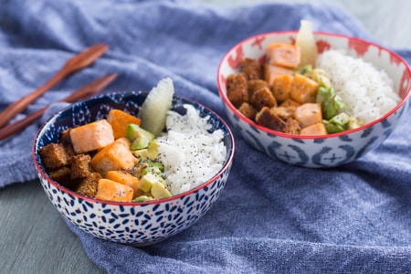 Tigela de salmão, abacate e crocante de pão