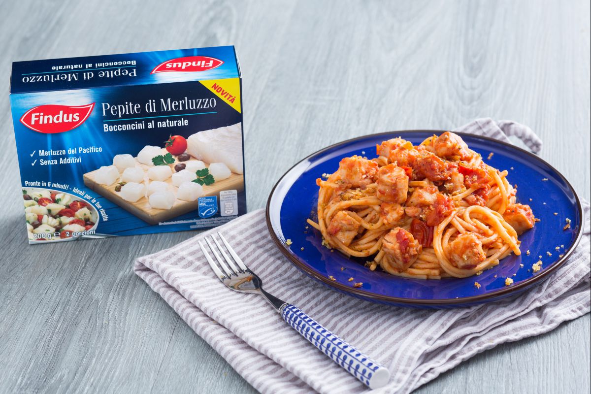Espaguete com molho de bacalhau e pão de ervas