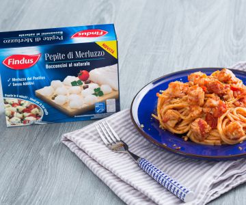 Espaguete com molho de bacalhau e pão de ervas