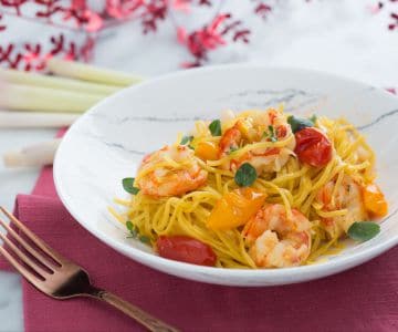 Tagliolini com camarões e capim-limão