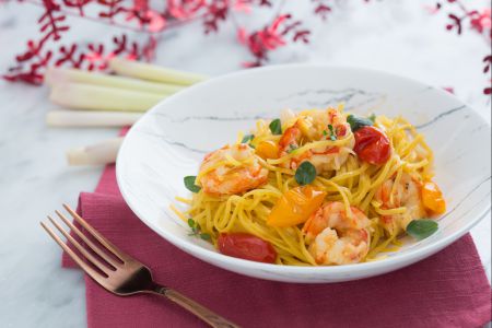 Tagliolini com camarões e capim-limão