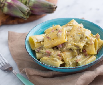 Paccheri com alcachofras à carbonara