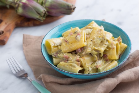 Paccheri com alcachofras à carbonara