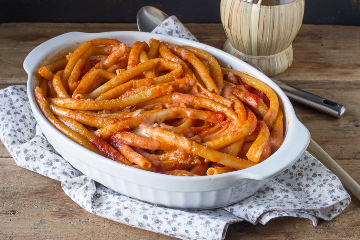 Ziti ao forno com molho de cordeiro