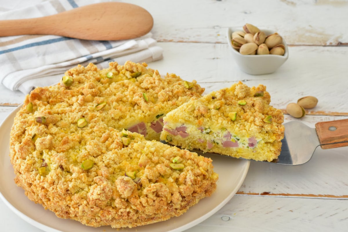 Torta Crocante Salgada com Mortadela e Pistache