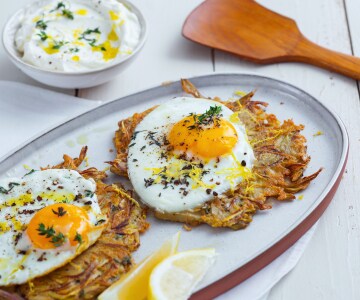 Rosti de alcachofra e ovos na frigideira
