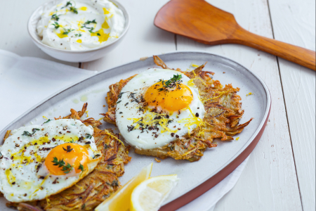 Rosti de alcachofra e ovos na frigideira