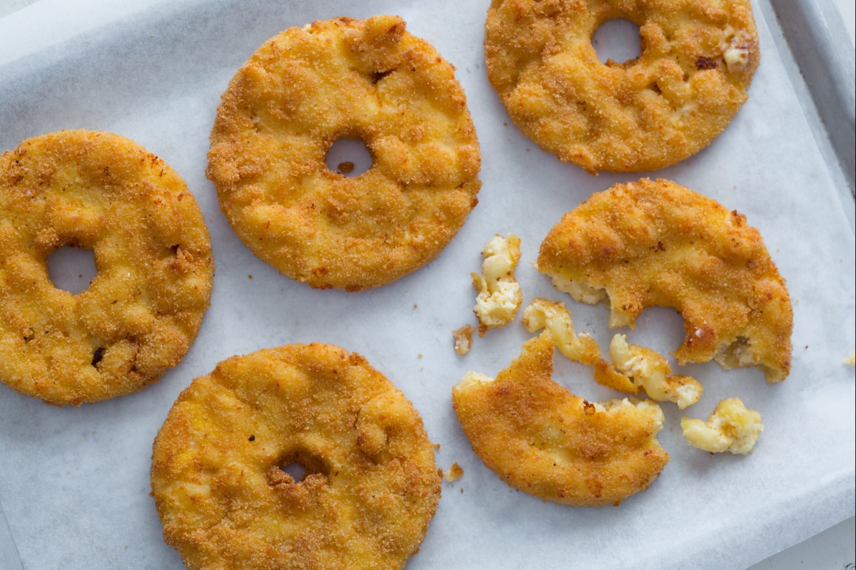 Donuts de macarrão com queijo