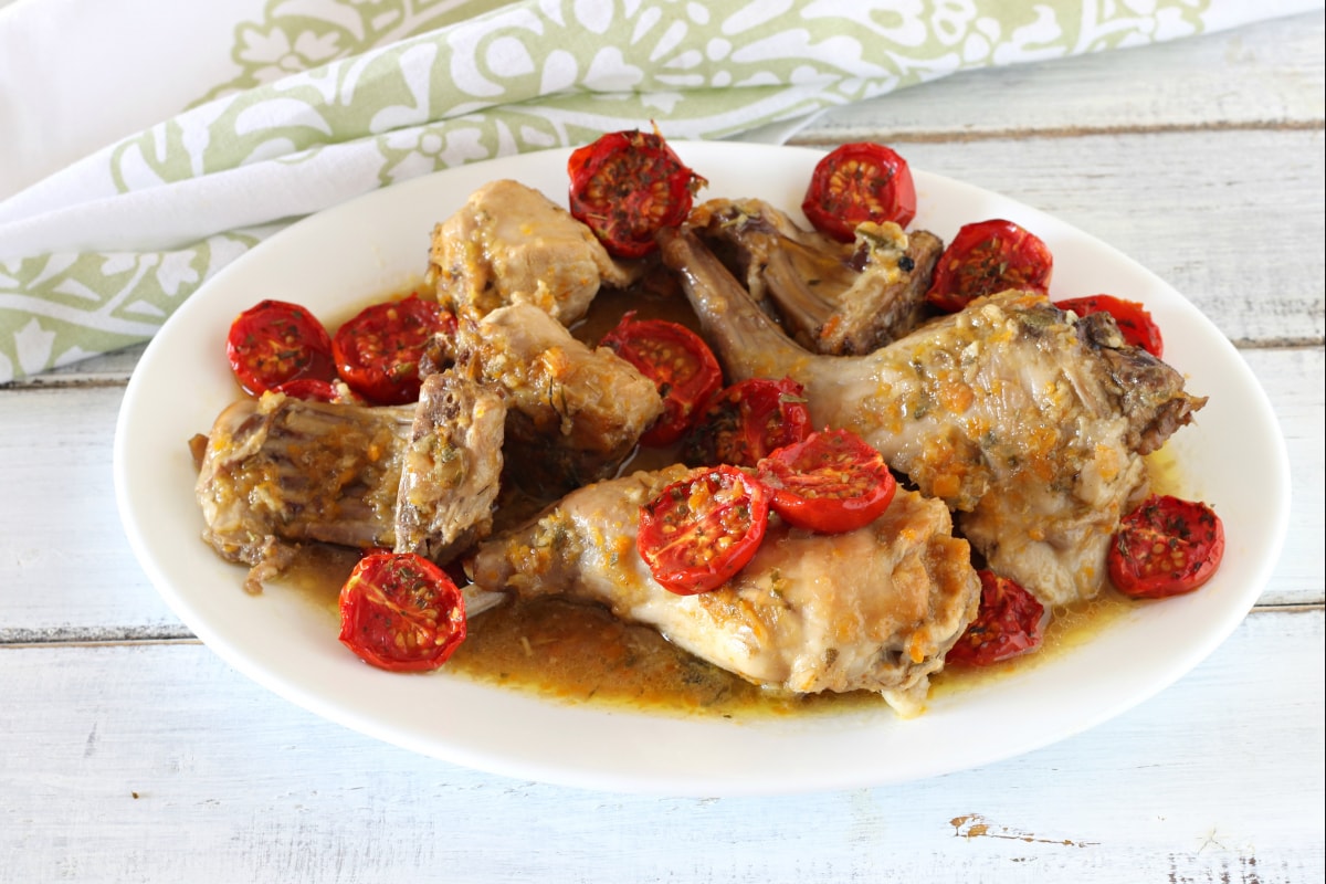 Coelho na cerveja com tomates confit