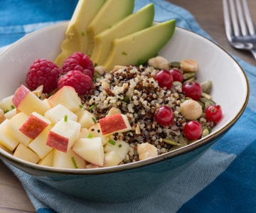 Tigela de quinoa com maçãs, queijo e frutas vermelhas