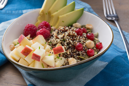 Tigela de quinoa com maçãs, queijo e frutas vermelhas