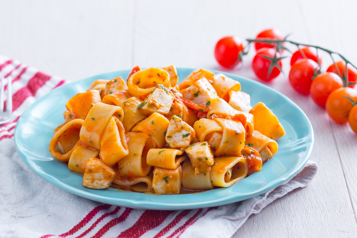 Calamarata com ragu de peixe-espada