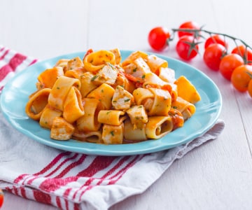 Calamarata com ragu de peixe-espada