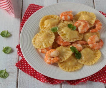 Ravioli recheados com batatas e camarões