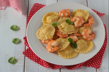 Ravioli recheados com batatas e camarões
