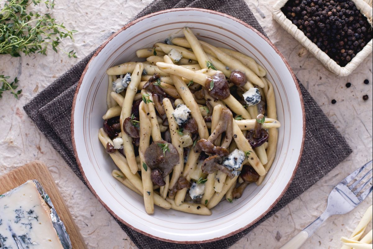 Strozzapreti cogumelos e gorgonzola