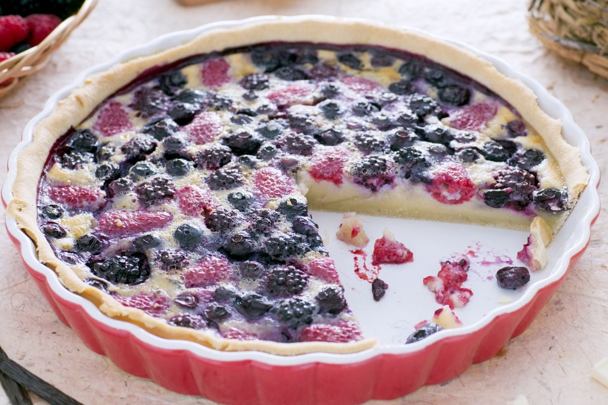 Flan de frutas vermelhas com calda de chocolate