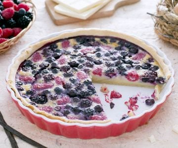 Flan de frutas vermelhas com calda de chocolate
