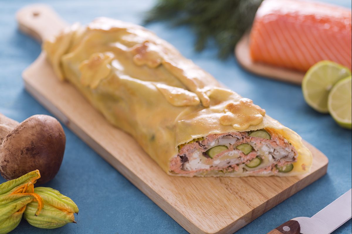 Strudel de salmão, cogumelos porcini e flores de abóbora