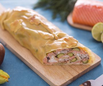 Strudel de salmão, cogumelos porcini e flores de abóbora
