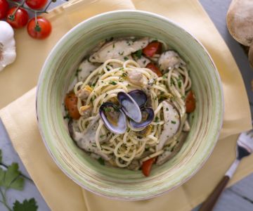 Tonnarelli com vongole, porcini e tomatinhos