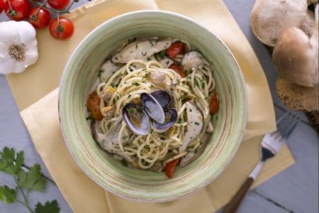 Tonnarelli com vongole, porcini e tomatinhos