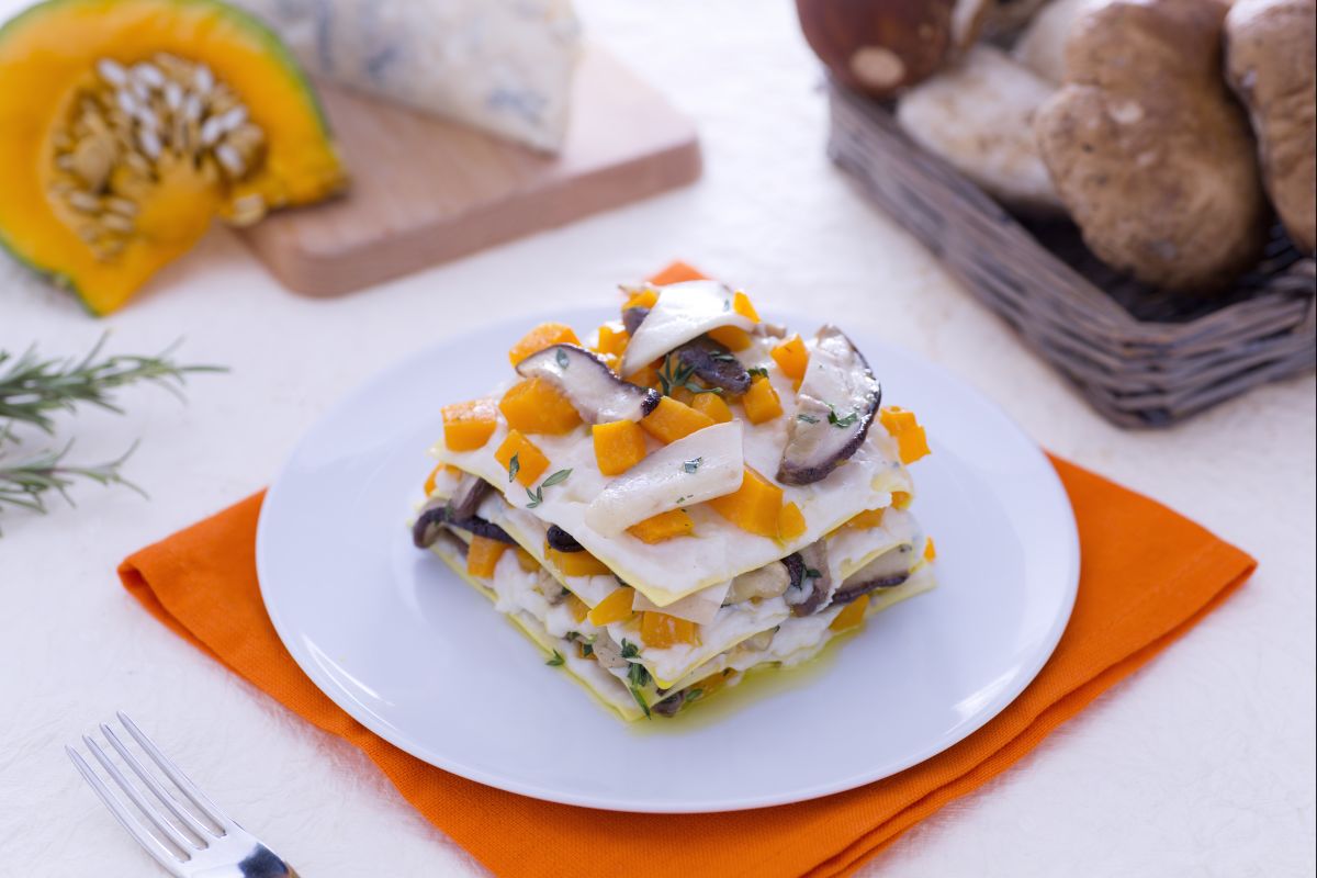 Lasanha com cogumelos porcini, abóbora e gorgonzola