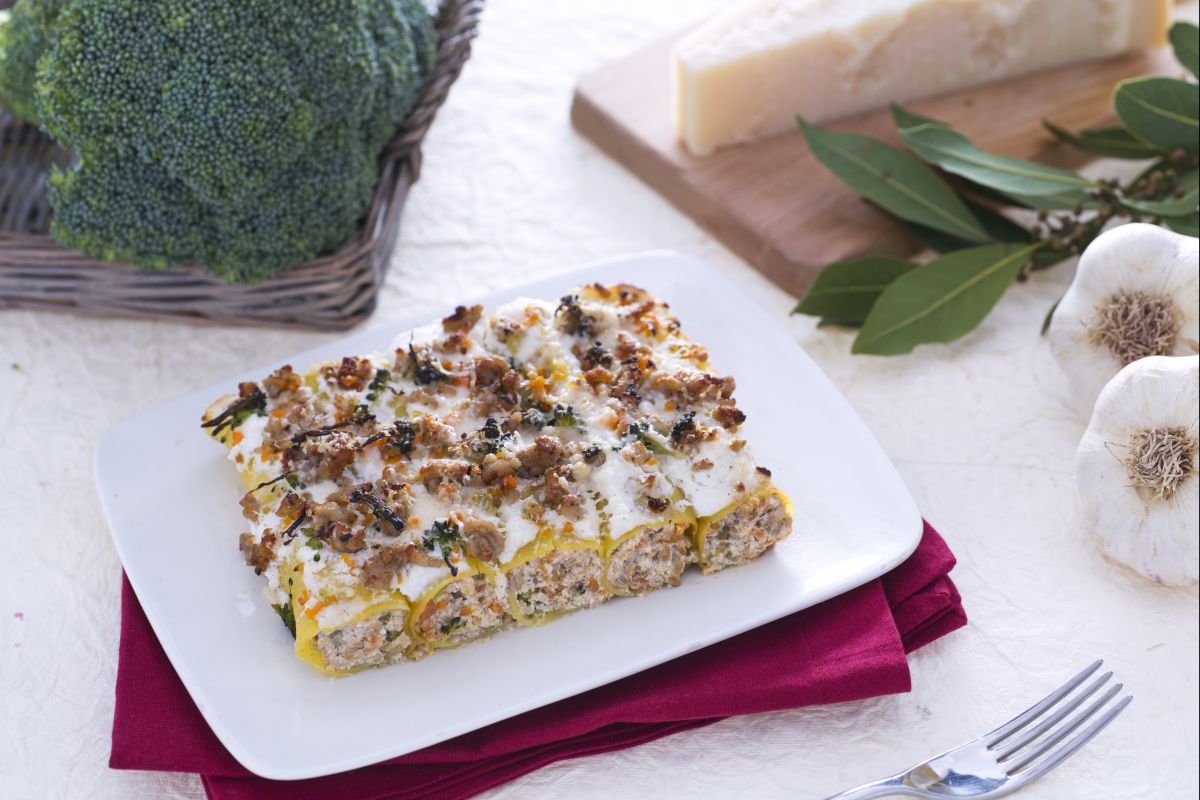 Cannelloni com creme de brócolis à ricota e ragu apimentado