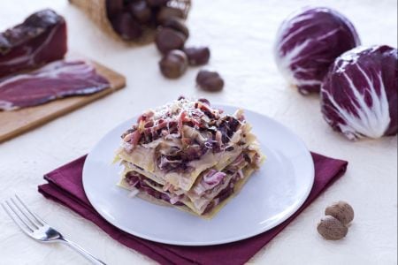 Lasanha com radicchio, creme de castanhas e speck