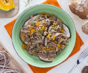 Espaguete alla chitarra com farinha de castanha com cogumelos, abóbora e linguiça