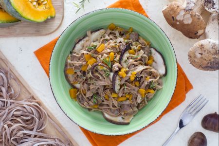 Espaguete alla chitarra com farinha de castanha com cogumelos, abóbora e linguiça