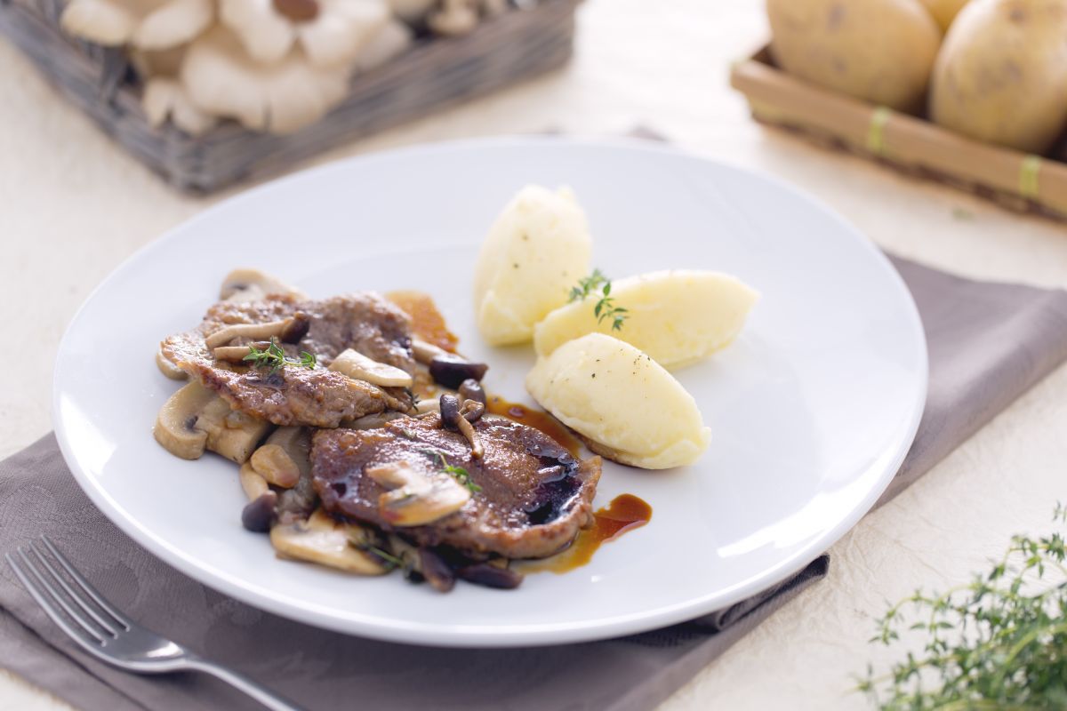 Escalopes com cogumelos mistos e purê de batatas