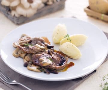 Escalopes com cogumelos mistos e purê de batatas