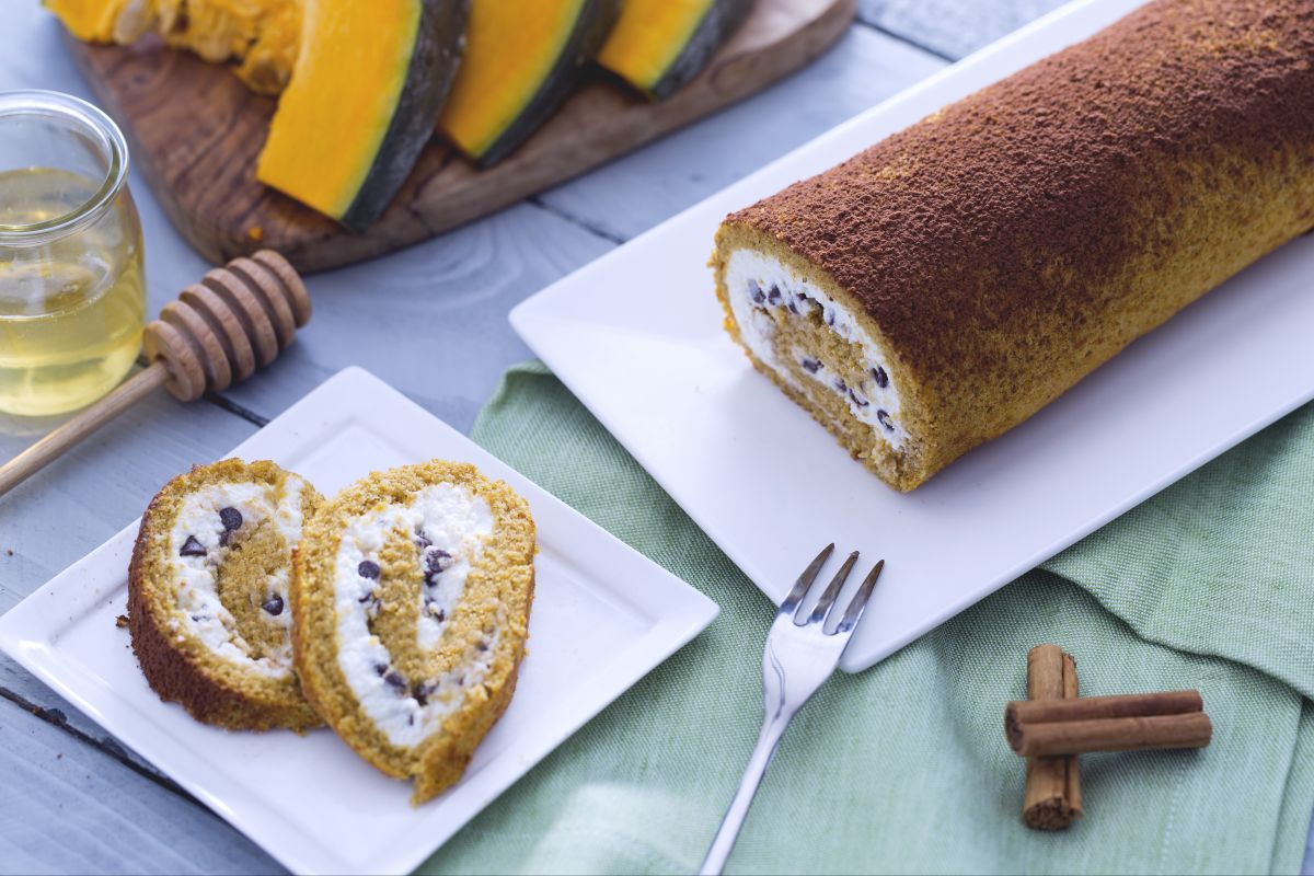 Rolo de abóbora com ricota e gotas de chocolate