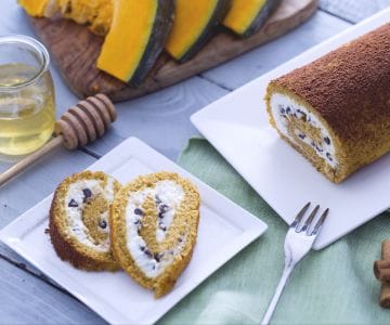 Rolo de abóbora com ricota e gotas de chocolate