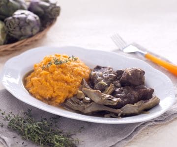 Carne assada com alcachofras e purê de batata-doce
