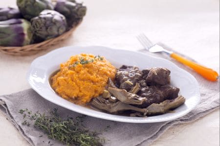 Carne assada com alcachofras e purê de batata-doce