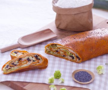 Strudel vermelho de tomate com recheio de atum, brócolis e alho-poró