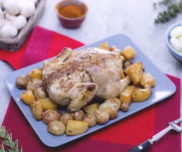 Frango com batatas, cogumelos e cebolinhas