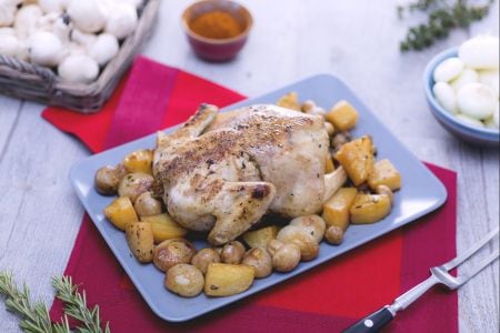 Frango com batatas, cogumelos e cebolinhas