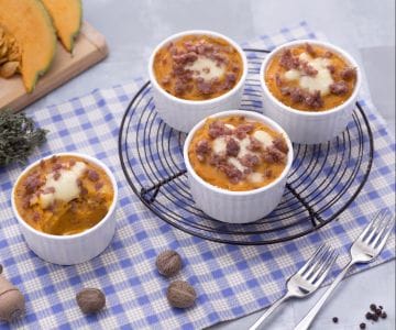 Gratin individual de batatas, abóbora e linguiça