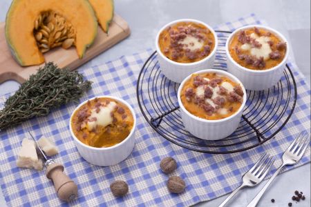 Gratin individual de batatas, abóbora e linguiça