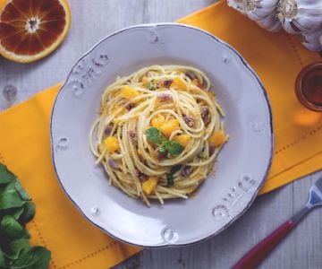 Espaguete com laranja e anchovas