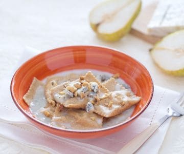 Ravioli integrais recheados com gorgonzola e cubinhos de pera