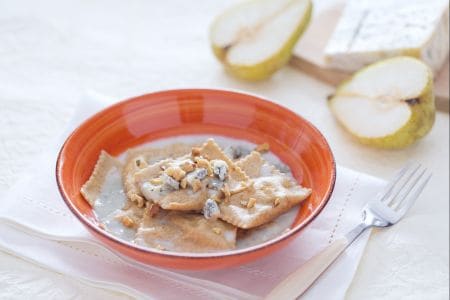 Ravioli integrais recheados com gorgonzola e cubinhos de pera